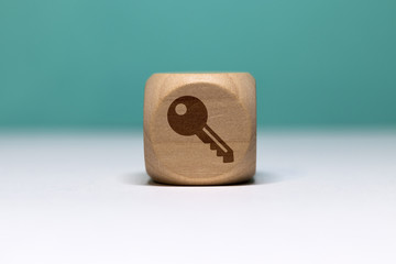 Pictogramme de clé sur cube en bois