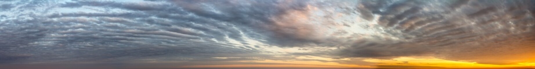 Obraz premium Fantastic clouds at sunrise