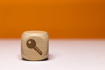 Pictogramme de clé sur cube en bois