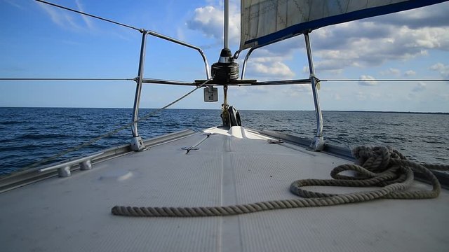 Bug einer Segelyacht auf dem Meer