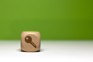 Pictogramme de clé sur cube en bois