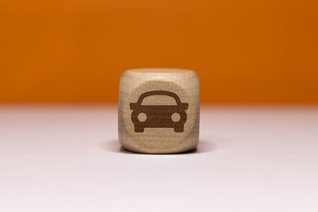 Pictogramme de voiture sur cube en bois