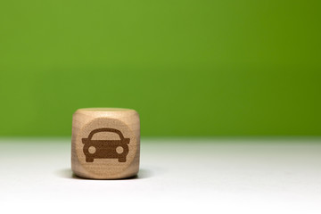 Pictogramme de voiture sur cube en bois