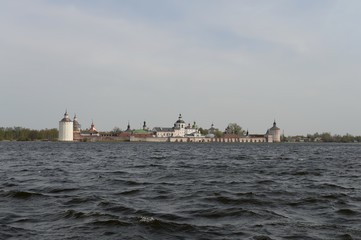 Obraz premium View of the Kirillo-Belozersky monastery from Siversky lake