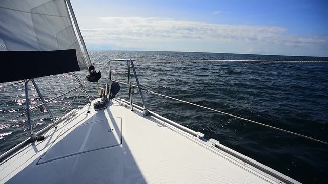 Bug einer Segelyacht auf dem Meer