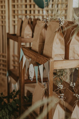 Bolsas de regalo con detalles naturales.