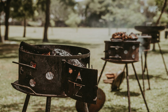 Carne a las llamas en parilla de hierro.