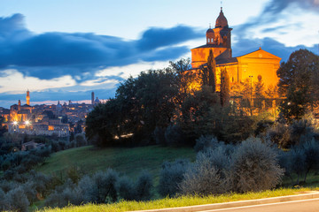 Obraz premium Siena. Basilica dell'Osservanza al timelapse prima della città