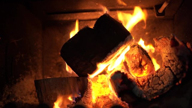 Disfruta del c&aacute;lido encanto r&uacute;stico de un fuego rojo crepitante en la chimenea de madera de una caba&ntilde;a en la Patagonia argentina.