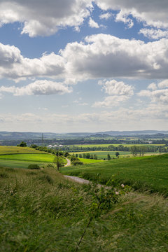Sonnige Landschaft in Niedersachsen mit Weg zum Ziel