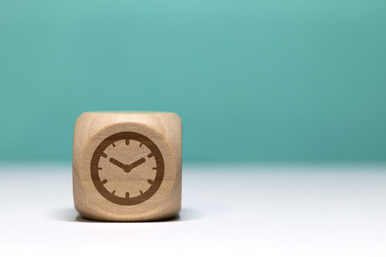 Pictogramme temps / pendule sur cube en bois