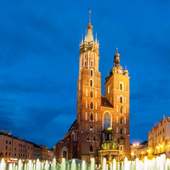 Fototapeta premium Kościół Mariacki z dwiema wieżami nocą, Kraków, Polska