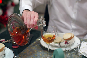 Homme servant un vin de dégustation