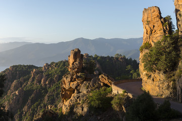 Corse. Corsica. piana. Les calanches de Piana, site classé au patrimoine mondial de l'humanité par l'UNESCO. Sous un soleil de fin de journée, les rochers, les pins et la mer Méditerrannée.  The Calan