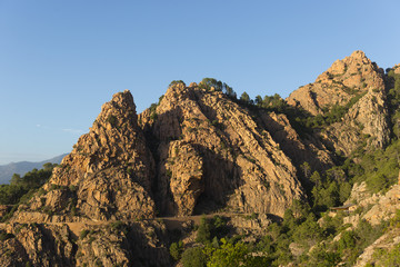 Corse. Corsica. piana. Les calanches de Piana, site classé au patrimoine mondial de l'humanité par l'UNESCO. Sous un soleil de fin de journée, les rochers, les pins et la mer Méditerrannée.  The Calan