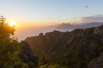Corse. Corsica. piana. Les calanches de Piana, site classé au patrimoine mondial de l'humanité par l'UNESCO. Sous un soleil de fin de journée, les rochers, les pins et la mer Méditerrannée.  The Calan