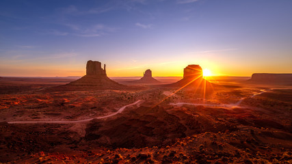 Beautiful sunrise over the red rocks of Monument Valley in Arizona - obrazy, fototapety, plakaty