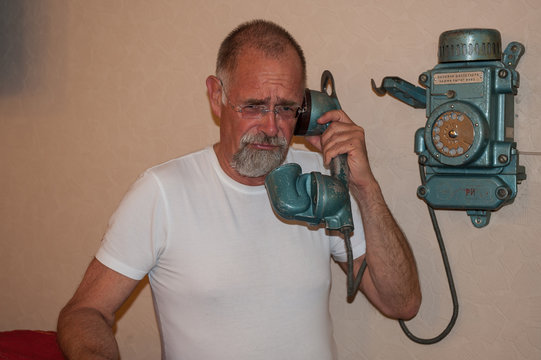 Telefonat mit der Vergangenheit - Antiker, schwerer, russischer Telefonapperat