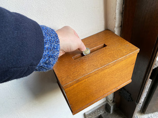 Opfergabe, Kollekte nach dem Gottesdienst in der Kirche