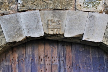 Linteau de porte avec monogramme ancien.