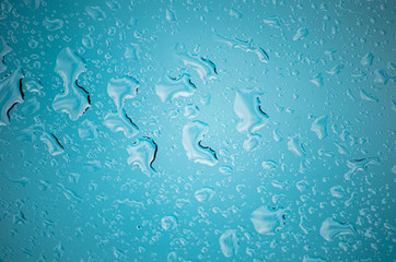 Tropfen auf Glasscheibe türkis