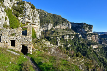 Fototapeta na wymiar An abandoned house in the mountains of the Amalfi coast, Italy