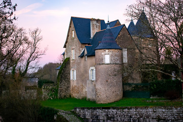 Château de Saint-Mars-de-Coutais loire atlantique fond de ciel rose cours d'eau le Tenu france