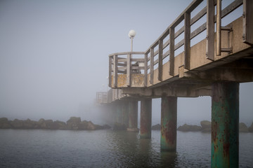Seebrücke an der Ostsee im Nebel