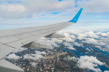 Obraz premium Looking over aircraft wing in flight under Kiev
