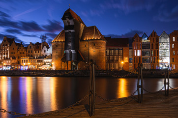 Gdańsk, miasto nad rzeką, widok na żuraw, znany zabytek miasta.  - obrazy, fototapety, plakaty
