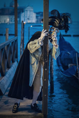 homme v�nicien masqu� arri�re plan mer et gondole © alexis