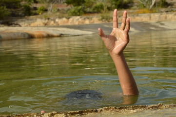 hombre en el agua con una mano afuera