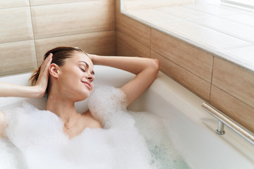 Naklejka premium young woman in bath