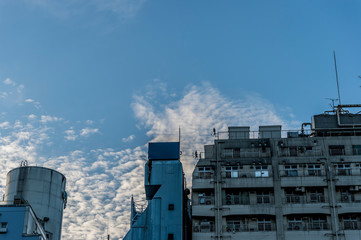 東京都新宿区歌舞伎町の古いビルと空