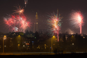 Mit einem Silvesterfeuerwerk über der isländischen Hauptstadt begrüßen die Isländer das neue Jahr. / The Icelanders greet the new year with New Year's Eve fireworks over the Icelandic capital.