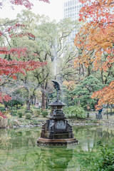 東京都千代田区日比谷にある都心にある公園の紅葉と鶴の形をした噴水
