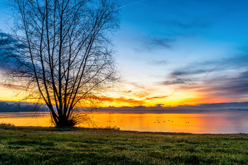 Traumhafter Sonnenaufgang im Winter am Bodensee Ufer mit schöner Wolkenstimmung 