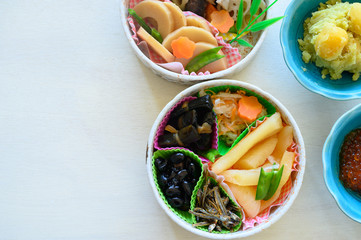 お正月の田舎のお節料理 クローズアップ  背景白のコピースペース付き Japanese New Year countryside dishes