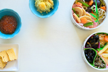 お正月の田舎のお節料理 クローズアップ 背景白のフレームでコピースペース付き Japanese New Year countryside dishes