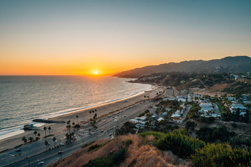 Sunset view from The Point at the Bluffs, in Pacific Palisades, Los Angeles, California - obrazy, fototapety, plakaty