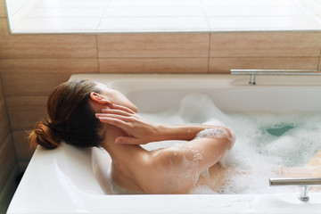 Obraz premium woman relaxing in bubble bath