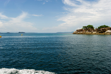 Naklejka premium The beautiful sea and the beautiful mountains, the area for tourists to visit the beauty