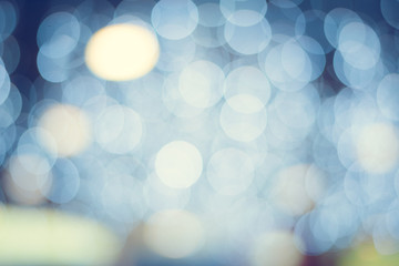 Obraz premium Streszczenie jasny blured kolorowy bokeh. Światła na tle miasta w nocy.