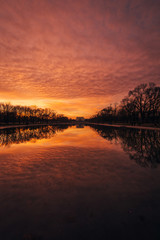 Obraz premium The Lincoln Memorial Reflecting Pool at sunset, in Washington, DC
