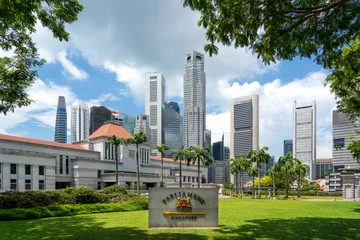 Fotobehang Singapore Parlementsgebouw voor de skyline van het financiële centrum van de zakenwijk van Singapore in Marina Bay, Singapore. Aziatisch toerisme, het moderne stadsleven of zakelijke financiën © ake1150