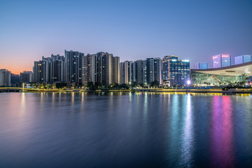 Naklejka premium Nocny widok na Phoenix Lake Park, Nansha, Guangzhou, Chiny
