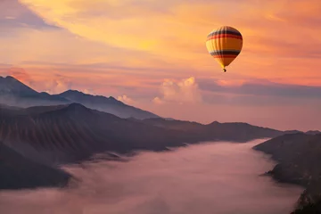Tuinposter Koraal reis op heteluchtballon, prachtig inspirerend landschap met kleurrijke zonsopganghemel