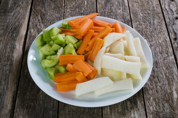 Ein Teller mit Rohkost (Gurke, Karotte, Kohlrabi)
