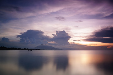 Fototapeta premium sunset and sunrise is the beauty of nature that is at the end of the night and evening gives the perfect color to the sky so that the clouds look beautiful to look at.