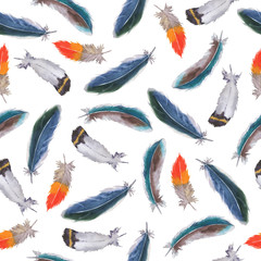 Naadloze patroon met decoratieve blauwe en oranje veren op witte achtergrond. Hand getekende aquarel illustratie.